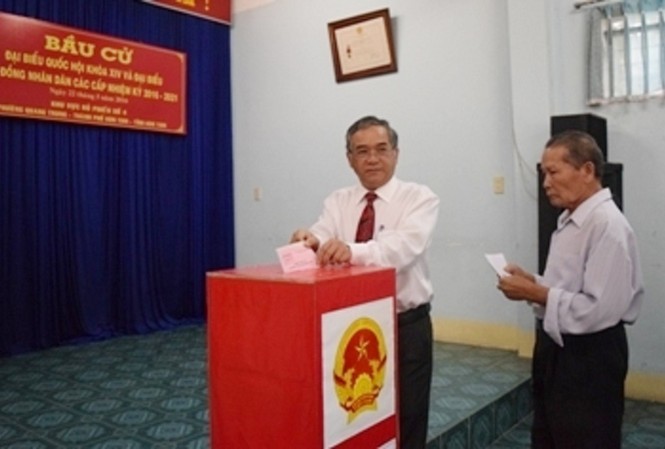 Đông đảo cử tri Kon Tum đi bầu cử Bí thư Tỉnh ủy Kon Tum Nguyễn Văn Hùng thực hiện quyền công dân.