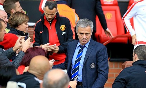 Cantona nói Mourinho không hợp với Man Utd Mourinho được cho là tiến rất gần đến việc trở thành HLV tiếp theo của Man Utd. Ảnh: PA.