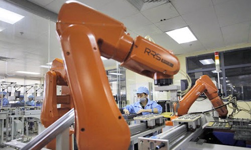 Nhà máy iPhone dùng robot thay cho 60.000 lao động Foxconn thay 60.000 lao động bằng robot. Ảnh minh họa: Cnet.