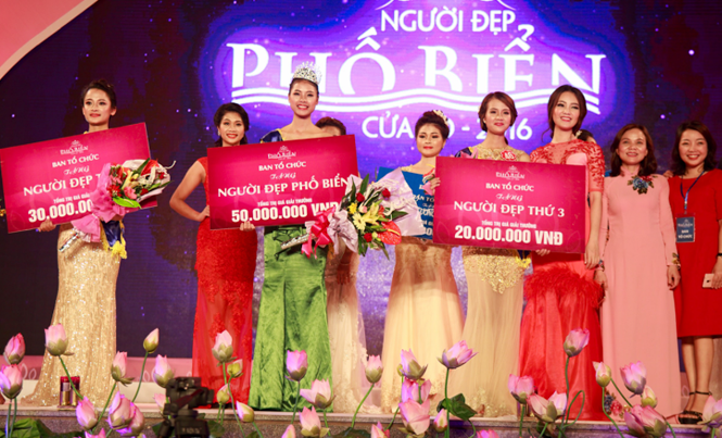Thí sinh Đào Thị Hà đăng quang “Người đẹp phố biển” 2016 Thí sinh Đào Thị Hà (giữa) đăng quang Người đẹp phố biển 2016.