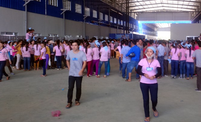 Hơn 1.000 công nhân ở Quảng Nam đình công vì lương thấp Công nhân đồng loạt nghỉ làm để đình công phản đối công ty.