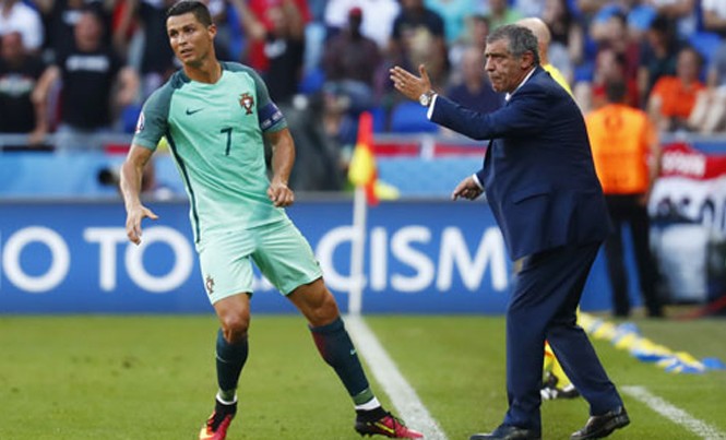 Ronaldo không giã từ Bồ Đào Nha sau EURO HLV Santos không tiếc lời khen ngợi Ronaldo trước trận chung kết Euro 2016. Ảnh: Reuters.