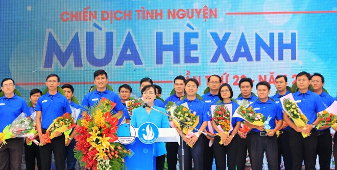 Ra quân chiến dịch Mùa hè xanh TPHCM năm 2016 Anh Phạm Hồng Sơn, Phó bí thư Thành Đoàn, Chỉ huy trưởng chiến dịch Mùa hè xanh, phất cờ xuất quân chiến dịch.