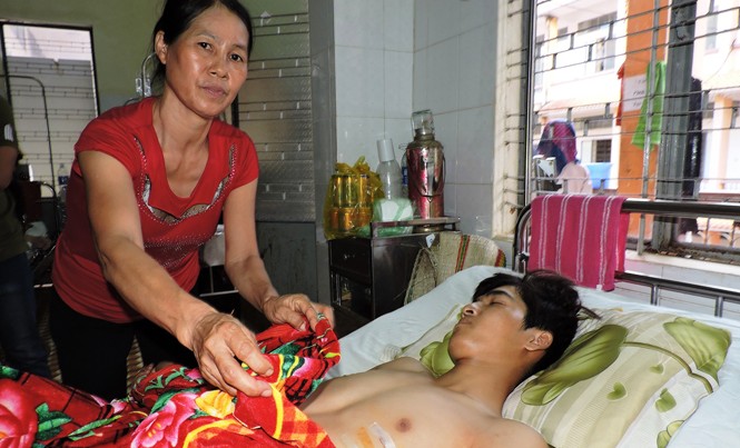 Thanh niên bị chém suýt mất mạng Đạt được cấp cứu tại bệnh viện.