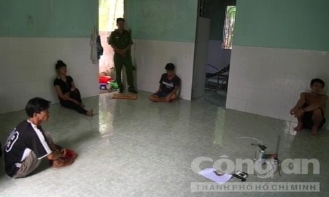 Chơi ma túy cùng bạn, nam thanh niên bị bắt cóc Bốn đối tượng tại cơ quan công an.