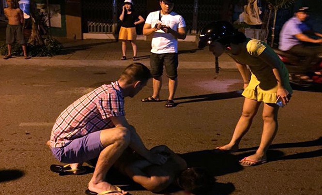 Thanh niên nghi ngáo đá chém nhiều người trên phố Nha Trang Đối tượng bị người dân khống chế. Ảnh: Trung Gấu.