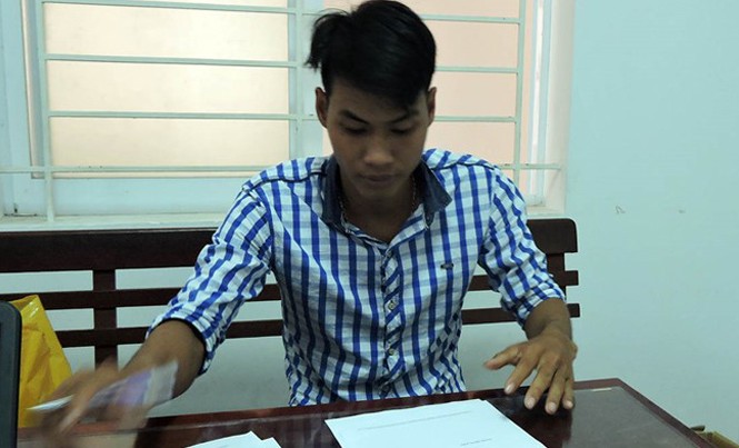 Đâm chết bạn nhậu vì cho rằng bị coi thường Nghi can Huỳnh Trọng Đạo đến công an đầu thú sau nhiều ngày bỏ trốn. Ảnh: G.N.