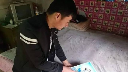 Tiết kiệm cả đời làm đám cưới, trai nghèo bị vợ bỏ sau 3 ngày Vợ bỏ đi 3 năm, anh chàng Liu không thể cưới vợ khác vì không đủ tiền. Ảnh: NetEase.