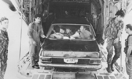 Chiến dịch giải cứu con tin táo bạo nhất của đặc nhiệm Israel Đặc nhiệm Israel và chiếc Mercedes màu đen sử dụng trong chiến dịch giải cứu con tin. Ảnh: IDF.