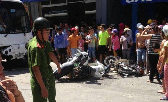 Xe khách 'điên' đâm nhiều người khi đổ dốc, cuốn nạn nhân vào gầm Hiện trường vụ tai nạn.