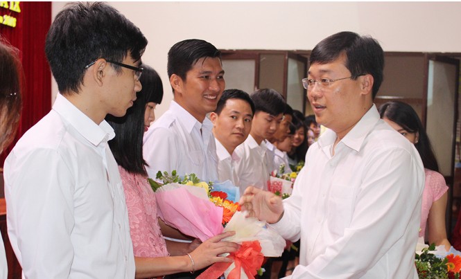 Bổ sung 27 Ủy viên BCH Trung ương Hội Sinh viên Việt Nam Đồng chí Lê Quốc Phong - Ủy viên dự khuyết BCH Trung ương Đảng, Bí thư thứ nhất BCH TƯ Đoàn, Chủ tịch Hội Sinh viên Việt Nam tặng hoa cho các đồng chí ủy viên BCH Trung ương Hội Sinh viên Việt Nam mới hiệp thương.
