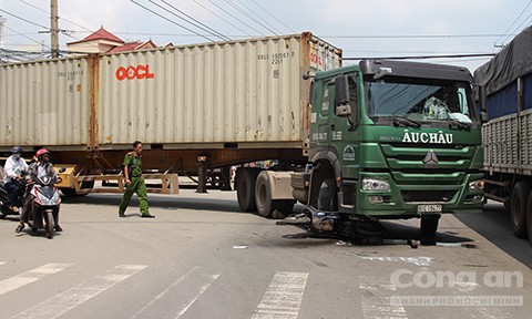 Hai mẹ con thương vong dưới bánh 'hung thần' container Hiện trường tai nạn.