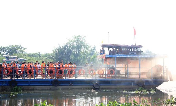 100 đoàn viên diễn tập cứu hộ cháy phà 100 đoàn viên diễn tập cứu hộ cháy phà