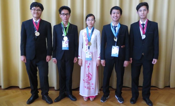 Nữ sinh giành cú đúp huy chương vàng Olympic vật lý quốc tế Nữ sinh giành cú đúp huy chương vàng Olympic vật lý quốc tế