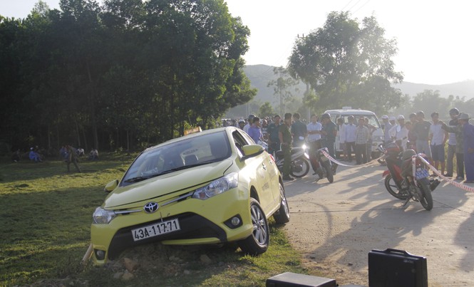 Tài xế taxi nằm chết giữa đường với nhiều vết đâm Hiện trường xảy ra vụ án mạng. Ảnh: Thanh Trần.
