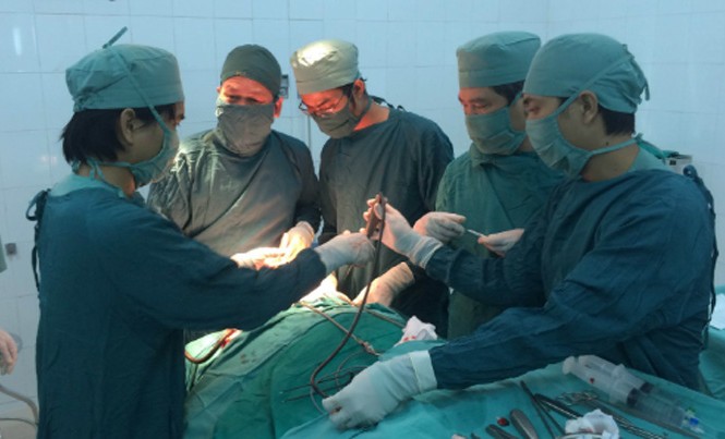 Vá sọ cho bé trai vô tình bị bố ném vỡ đầu Các bác sĩ tiến hành phẫu thuật. Ảnh bác sĩ cung cấp.