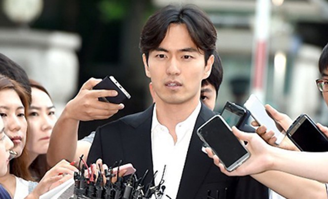 Tài tử Hàn phủ nhận hiếp dâm phụ nữ Lee Jin Wook khi xuất hiện ở sở cảnh sát.