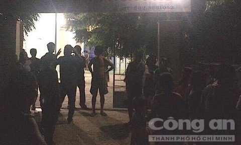 Ngồi chơi trên vỉa hè, nam thanh niên bị đâm chết Công an điều tra vụ việc. Ảnh: Lê Huân.