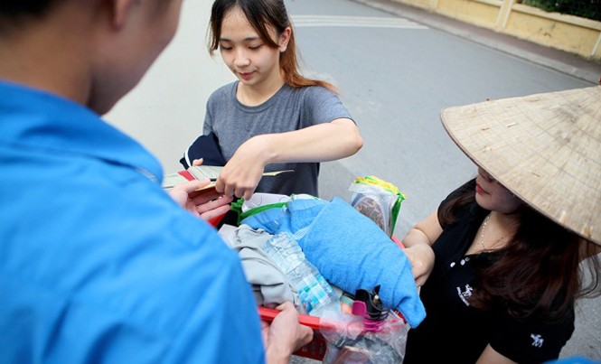 Đạo cụ độc đáo của thí sinh thi làm diễn viên Thí sinh đến sớm để kiểm tra giấy thi và đạo cụ diễn trước khi vào phòng thi. Với vài trăm thí sinh, ngành diễn viên chỉ chọn hơn 30 người, nên việc cạnh tranh khá gay gắt.