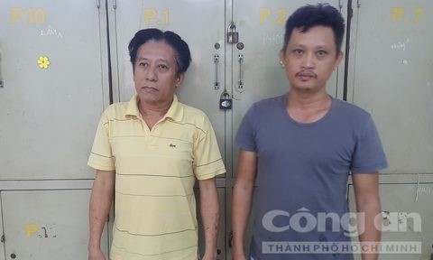 Làm giả giấy tờ xuất hàng trăm chiếc xe cổ ra nước ngoài Hai đối tượng Kiệt và Hùng tại cơ quan công an. Ảnh: Thiên Long.