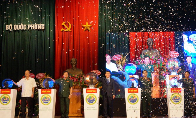 Mở rộng cơ chế một cửa quốc gia tại các cảng biển Phó Thủ tướng Vương Đình Huệ cùng lãnh đạo các bộ, ngành T.Ư nhấn nút khai trương kết nối chính thức Cổng thông tin một cửa BQP với Cổng thông tin một cửa quốc gia, sáng 21/7. Ảnh: Nguyễn Minh.