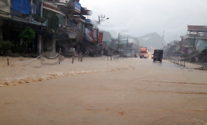 Quảng Ninh: Người dân hoang mang vì cứ mưa là sập nhà, ngập lụt Quốc lộ 18, đoạn phường Quang Hanh, thành phố Cẩm Phả chìm trong biển nước sau cơn mưa 22/7.