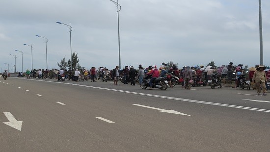 Hai em bé kinh hãi phát hiện thi thể trôi sông Rất đông người dân hiếu kỳ đến xem vụ việc.