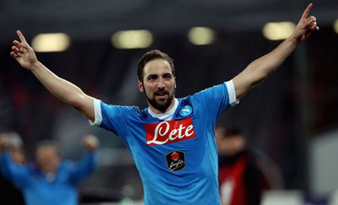 Higuain gia nhập Juventus với giá 94 triệu euro Higuain gia nhập Juventus với giá 94 triệu euro
