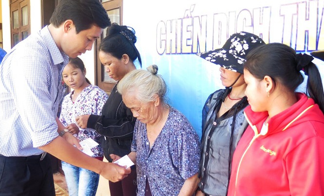 Tình nguyện chăm lo sức khỏe dân nghèo vùng núi Trao thẻ bảo hiểm y tế chăm sóc sức khỏe gia đình chính sách tại vùng cao Nam Đông dịp kỷ niệm Ngày Thương binh liệt sĩ 27/7.