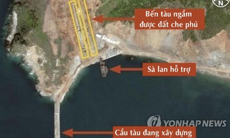 Triều Tiên bị nghi bí mật xây căn cứ tàu ngầm mới Hình ảnh được cho là căn cứ hải quân mới được xây dựng ở bờ biển phía đông Triều Tiên. Ảnh: IHSJane's.