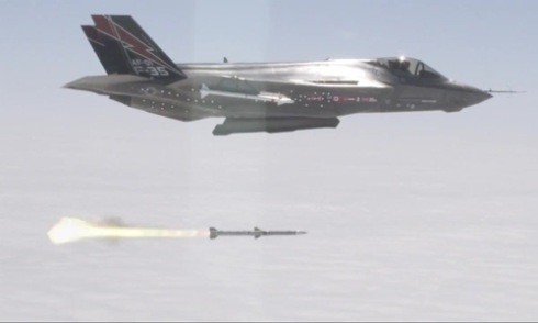 Dàn vũ khí tối tân trang bị trên tiêm kích đa nhiệm F-35 Tiêm kích F-35 phóng thử thành công tên lửa ARMAAM. Ảnh: USAF.