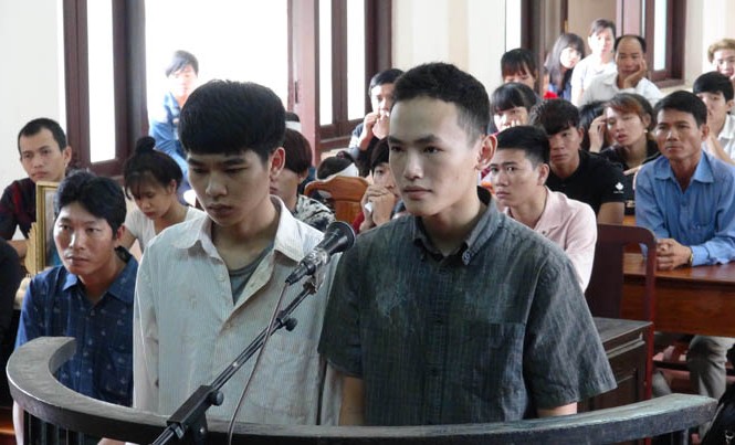 Vào tù vì đâm chết Hai bị cáo trước vành móng ngựa.