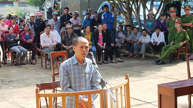 Tài xế xe tải vượt ẩu tông chết hai mẹ con Bị cáo Hoàng trước vành móng ngựa.