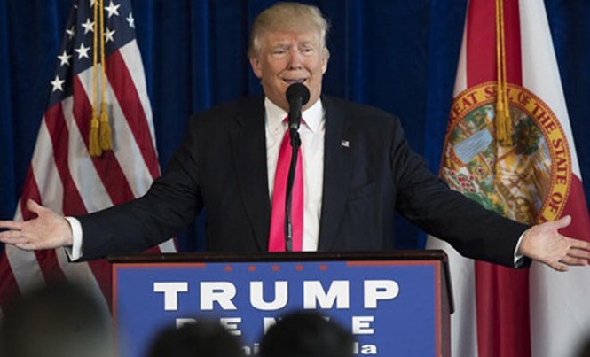 Donald Trump gặp họa vì mời tình báo Nga tấn công đối thủ Ứng viên tổng thống đảng Cộng hòa Donald Trump hôm 27/7 phát biểu tại cuộc họp báo ở bang Florida. Ảnh: Baltimore Sun.