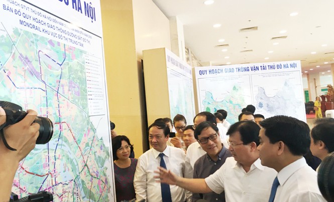 Hơn 1,2 triệu tỷ đồng cho quy hoạch giao thông Hà Nội Phó Thủ tướng Chính phủ Trịnh Đình Dũng và lãnh đạo thành phố Hà Nội cùng xem Quy hoạch GTVT Thủ đô sáng 30/7. Ảnh: Trọng Đảng.