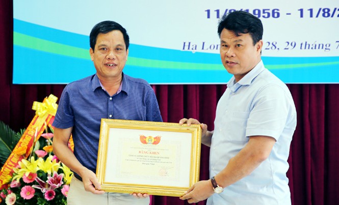 Quảng Ninh: Tự hào ngành đường thủy nội địa Ông Đỗ Nga Việt, Chủ tịch Công đoàn Bộ GT-VT trao giải nhất toàn đoàn cho đại diện Cơ quan Cảng vụ đường thủy nội địa Quảng Ninh.