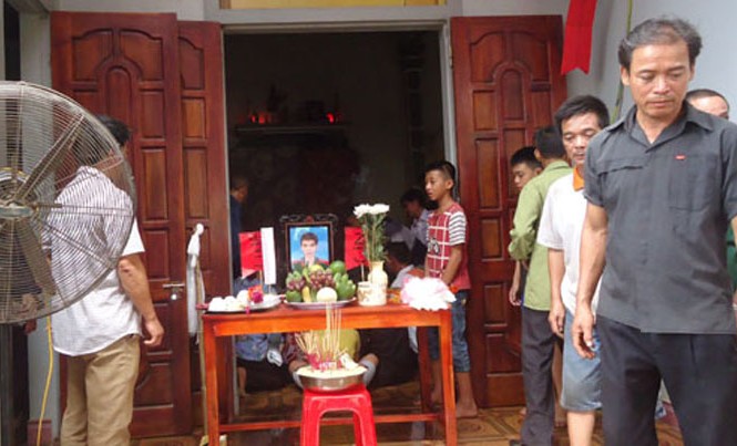 Tai nạn tàu hỏa, một sinh viên tử vong Gia đình làm thủ tục mai táng em Sơn.