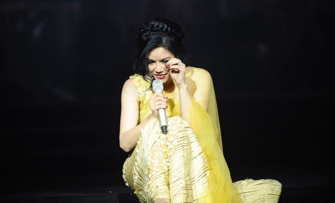 Thu Phương rơi nước mắt trong live show Việt Anh Thu Phương khóc khi nhắc lại kỷ niệm trước khi hát Đêm nằm mơ phố.