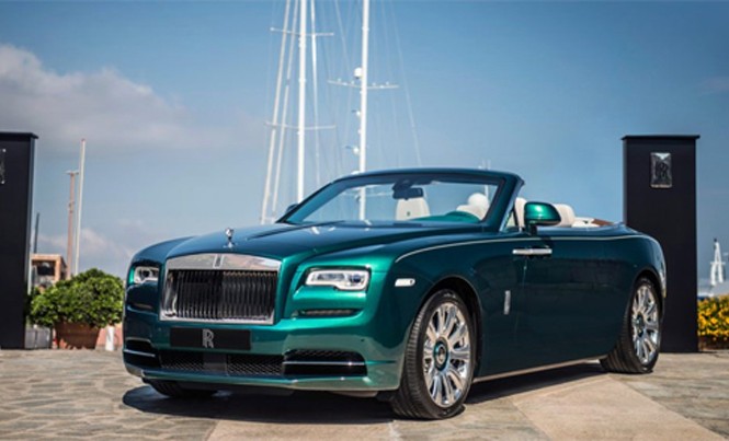 Cận cảnh bộ đôi Rolls-Royce phiên bản ngọc lục bảo Mẫu mui trần Dawn với màu sơn ngọc lục bảo. Ảnh: Rolls-Royce.