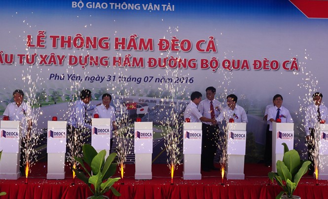 Thông hầm Đèo Cả thuộc dự án hầm đường bộ qua Đèo Cả Phó Thủ tướng Trịnh Đình Dũng cùng lãnh đạo tỉnh Phú Yên, tỉnh Khánh Hòa và các Bộ, ngành… nhấn nút nổ pháo hiệu thông xe kỹ thuật hầm Đèo Cả.