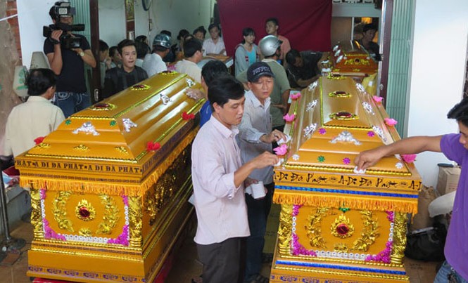Hỗ trợ khẩn cấp cho gia đình 6 người chết cháy ở Cà Mau Những nạn nhân được khâm liệm chu đáo theo nghi thức truyền thống với sự hỗ trợ của chính quyền và nhân dân.
