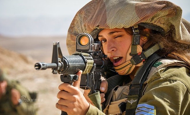 Nhan sắc những 'bông hồng sa mạc' của quân đội Israel Israel là quốc gia thực hiện luật nghĩa vụ quân sự bắt buộc đối với mọi công dân từ 18 tuổi trở lên không phân biệt nam hay nữ. Do đó nữ giới luôn đóng vai trò quan trọng trong lực lượng vũ trang Israel từ lục quân cho tới không quân.