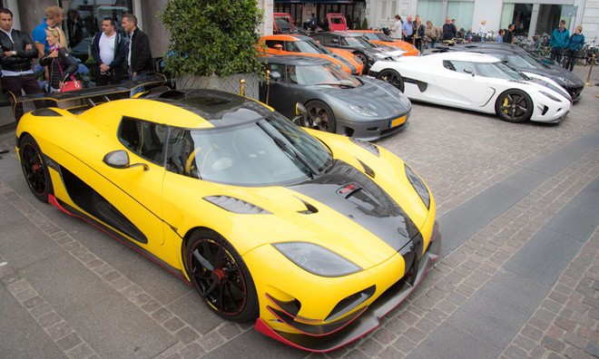 Dàn siêu xe Koenigsegg khoe vẻ đẹp ở Thụy Điển Nhà sản xuất siêu xe Thụy Điển vừa tổ chức một hành trình diễu hành qua một số thành phố ở nước này và nước lân cận Đan Mạch cho hơn 10 người là chủ nhân của những chiếc Koenigsegg.