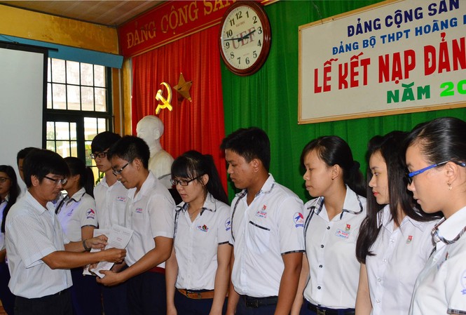 14 học sinh được kết nạp Đảng trước ngày nộp hồ sơ vào đại học Thầy Trần Ngọc Nguyên –Phó Bí thư Đảng ủy nhà trường trao quyết định kết nạp Đảng cho các học sinh trường PTTH Hoàng Diệu