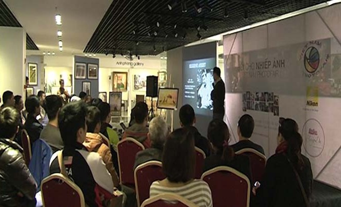 Triển lãm nhiếp ảnh VietNam Photo Fair lần thứ II VietNam Photo Fair lần đầu thứ nhất quy tụ 17 tay máy đến từ mọi miền đất nước. Ảnh: TTXVN.