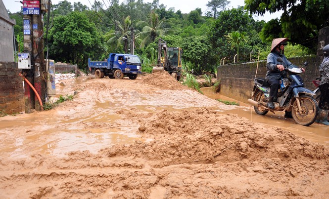 Để bùn tràn vào nhà dân, dự án FLC bị đình chỉ Hàng nghìn m3 bùn đất tràn vào nhà dân sau cơn mưa 3/8.