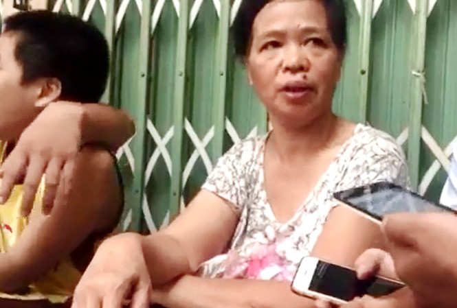 Lời kể nhân chứng vụ sập nhà 3 tầng, nhiều người bị vùi lấp Bà Lưu, người chứng kiến vụ sập trả lời phóng viên. Ảnh: Cắt từ clip.