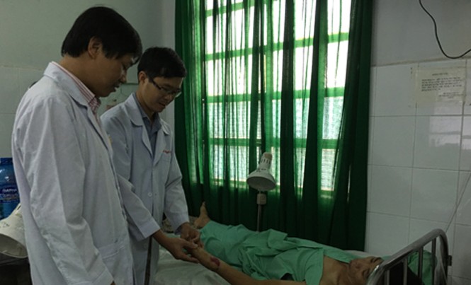 Hãi hùng nam công nhân bị máy cưa đứt lìa tay trái Các BS khám cho bệnh nhân T. trước khi ghép da.