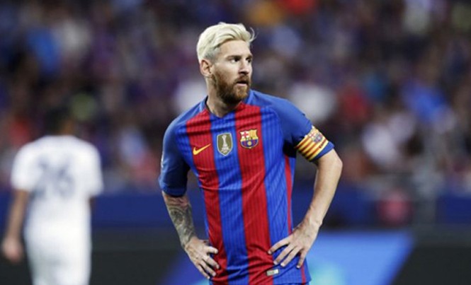 Fan cuồng nhảy từ tường cao 4 mét để ôm Messi Messi và vẻ ngoài mới ở Barca. Ảnh: Reuters.