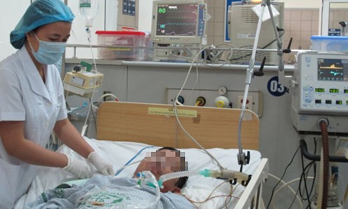 Bợm nhậu mất mạng vì uống rượu trắng có cồn công nghiệp Bệnh nhân ngộ độc methanol đang điều trị tại Trung tâm Chống độc. Ảnh: Nam Phương.